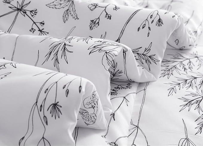 Botanical print comforter fabric detail | Raghuvir Lifestyle Botanical print comforter fabric detail